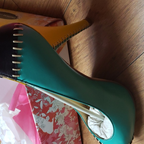 New multicolor Chinese laundry heels Msrp $40 - Picture 10 of 10